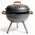 Grill węglowy o średnicy 50 cm z mosiężnymi uchwytami i stalową konstrukcją
